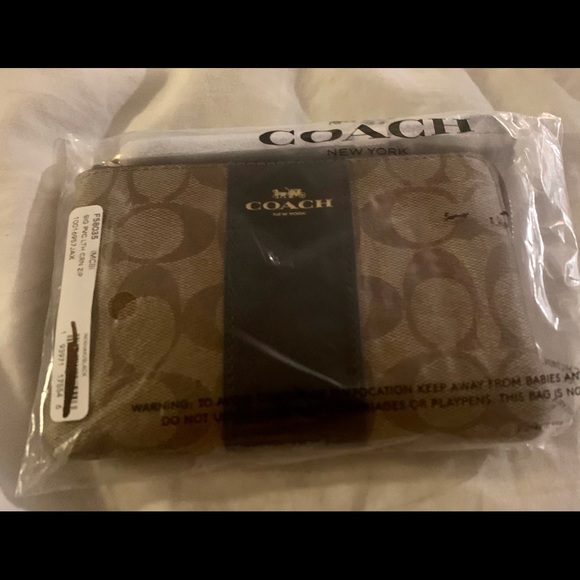 Coach Wristlets different patterns. - Picture 3 of 7